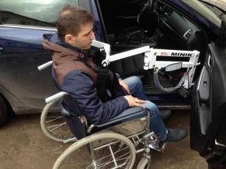 Подъемник для инвалидов в автомобиль. Крепление на петли