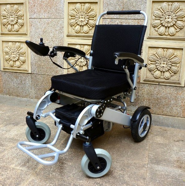 Складная кресло-коляска инвалидная электрическая Titan Tiny (LY-EB103-E920)